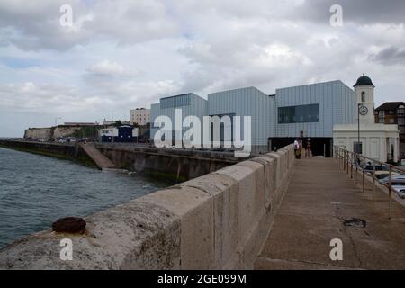 Die Galerie für zeitgenössische Kunst Turner und das Thanet Visitor Information Centre, Rendezvous an der Margate-Küste, Ket England, Großbritannien Stockfoto