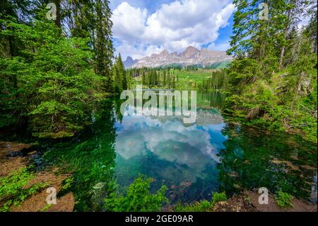 Paradiesische Landschaft am Karersee (Karersee, Karersee) in den italienischen Dolomiten am Latemar, Provinz Bozen, Südtirol. Blau und Kristall w Stockfoto