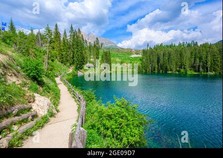 Paradiesische Landschaft am Karersee (Karersee, Karersee) in den italienischen Dolomiten am Latemar, Provinz Bozen, Südtirol. Blau und Kristall w Stockfoto