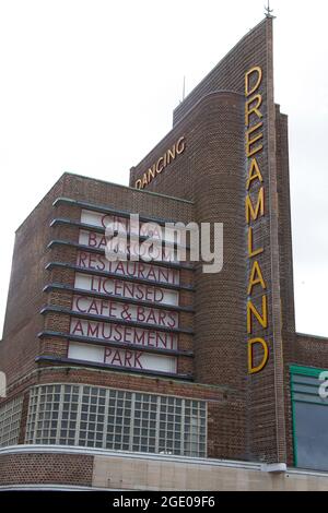 Das Dreamland-Schild am Eingang des stillzuhaltenden Vergnügungsparks und Unterhaltungszentrums im Badeort Kent England Stockfoto