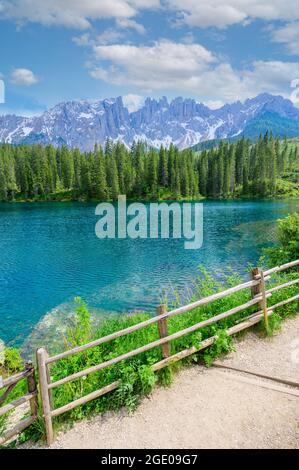 Paradiesische Landschaft am Karersee (Karersee, Karersee) in den italienischen Dolomiten am Latemar, Provinz Bozen, Südtirol. Blau und Kristall w Stockfoto