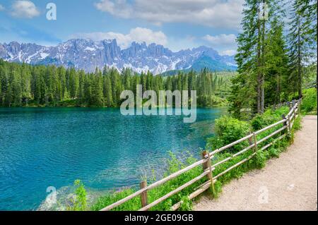 Paradiesische Landschaft am Karersee (Karersee, Karersee) in den italienischen Dolomiten am Latemar, Provinz Bozen, Südtirol. Blau und Kristall w Stockfoto