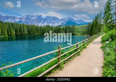 Paradiesische Landschaft am Karersee (Karersee, Karersee) in den italienischen Dolomiten am Latemar, Provinz Bozen, Südtirol. Blau und Kristall w Stockfoto