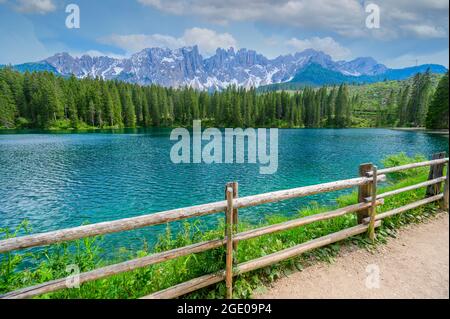 Paradiesische Landschaft am Karersee (Karersee, Karersee) in den italienischen Dolomiten am Latemar, Provinz Bozen, Südtirol. Blau und Kristall w Stockfoto