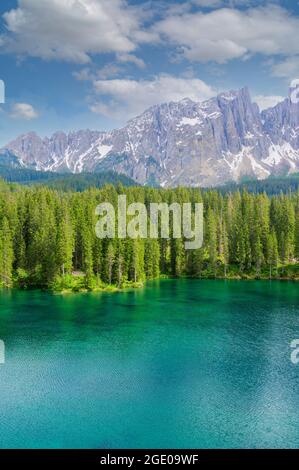 Paradiesische Landschaft am Karersee (Karersee, Karersee) in den italienischen Dolomiten am Latemar, Provinz Bozen, Südtirol. Blau und Kristall w Stockfoto