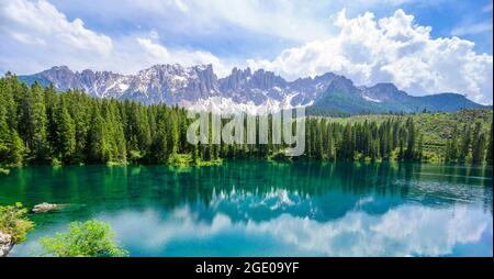 Paradiesische Landschaft am Karersee (Karersee, Karersee) in den italienischen Dolomiten am Latemar, Provinz Bozen, Südtirol. Blau und Kristall w Stockfoto
