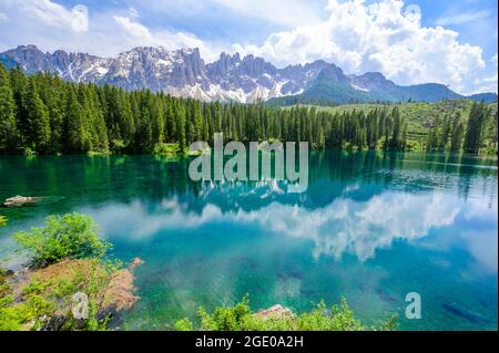 Paradiesische Landschaft am Karersee (Karersee, Karersee) in den italienischen Dolomiten am Latemar, Provinz Bozen, Südtirol. Blau und Kristall w Stockfoto