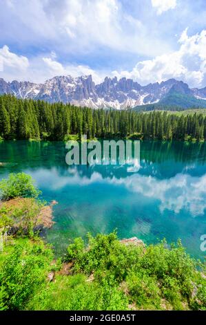 Paradiesische Landschaft am Karersee (Karersee, Karersee) in den italienischen Dolomiten am Latemar, Provinz Bozen, Südtirol. Blau und Kristall w Stockfoto