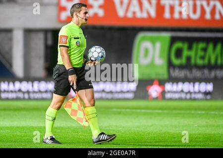 Die Abbildung zeigt, wie der Schiedsrichter das Spiel wegen eines leichten Problems während eines Fußballschlages zwischen SV Zulte Waregem und Club Brugge KV, Su beendet Stockfoto