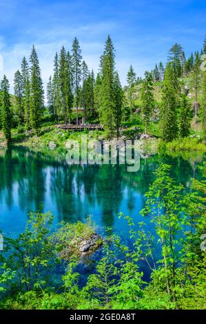Paradiesische Landschaft am Karersee (Karersee, Karersee) in den italienischen Dolomiten am Latemar, Provinz Bozen, Südtirol. Blau und Kristall w Stockfoto