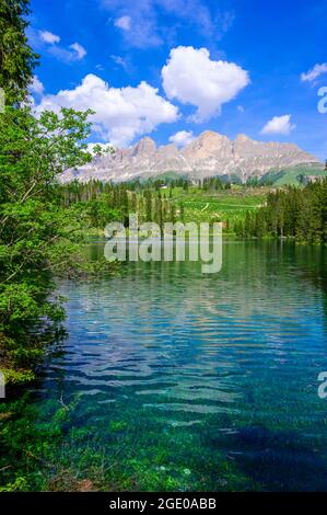 Paradiesische Landschaft am Karersee (Karersee, Karersee) in den italienischen Dolomiten am Latemar, Provinz Bozen, Südtirol. Blau und Kristall w Stockfoto