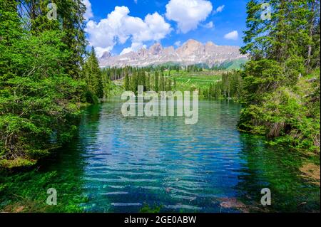 Paradiesische Landschaft am Karersee (Karersee, Karersee) in den italienischen Dolomiten am Latemar, Provinz Bozen, Südtirol. Blau und Kristall w Stockfoto