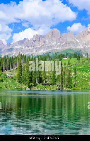 Paradiesische Landschaft am Karersee (Karersee, Karersee) in den italienischen Dolomiten am Latemar, Provinz Bozen, Südtirol. Blau und Kristall w Stockfoto