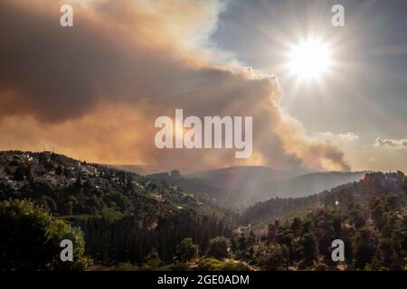 Am 15. August 2021, in Jerusalem, Israel, steigt Rauch auf, nachdem ein Waldbrand in den Außenbezirken der Stadt ausbrach. In der Nähe Jerusalems breitete sich ein riesiges Waldfeuer aus, das Hunderte von Waldwäschen niederbrannte und die umliegenden Gemeinden gefährdete. Stockfoto