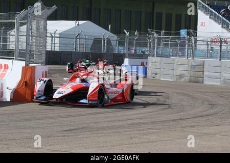 08/15/2021, Berlin, Deutschland, das Rennen. Norman NATO vom ROKIT Venturi Racing Team gewinnt das Finale der Formel E 2021 in Berlin. Oliver Rowland vom Team Nissan-e.Dams gewinnt den zweiten Platz und Stoffel Vandoorne vom Team Mercedes-Benz EQ gewinnt den dritten Platz. Der BMW i Berlin E-Prix präsentiert von CBMM Niobium ist das Finale der Saison 2020/21 in Berlin mit einem Doppelrennen. Stockfoto