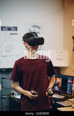 Junger Mann in Virtual-Reality-Brille, vr Brille Headset Stockfoto