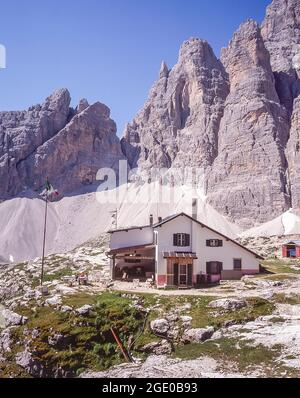 Das ist die Hütte des italienischen Alpenvereins CAI im Besitz des Rifugio Carducci in der Nähe des imposanten Gipfels des Zwolferkogels in der Sexton-Sextner Dolomitenregion der italienischen Dolomiten, der Südtirol des Südtirols Stockfoto