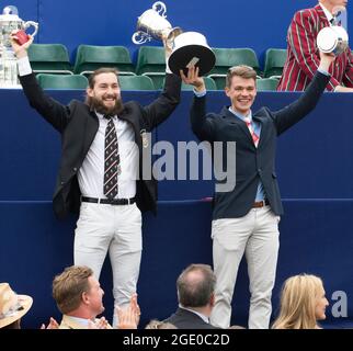 Henley Royal Regatta, 15. August 2021 .Finaltag - . McCarthy & P. O'Donovan, Skibbereen Rowing Club und University College, Cork, Irland, nehmen den Double Sculls Challenge Cup als Sieger im Finale an Credit Gary Blake/Alamy Live News Stockfoto