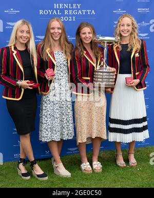 Henley Royal Regatta, 15. August 2021 Finaltag - . Die Shiplake College 'A' Junior Damen Vierfachskulls mit ihrem Diamond Jubilee Challenge Cup haben im Finale gewonnen, indem sie den Marlow Rowing Club im Finale besiegt haben. Kredit Gary Blake/Alamy Live Nachrichten Stockfoto