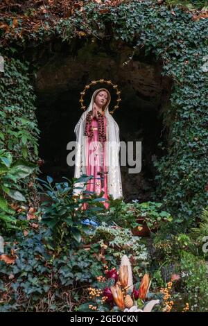 Mariengrotte in Sinzheim mit einer Statue der heiligen Maria, Mutter Gottes Stockfoto