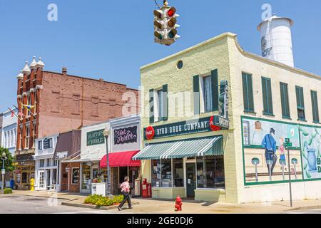 Alabama Troy, kleiner Stadtplatz in der Innenstadt von Backsteingebäuden, Byrd Drug Company Apotheke Soda Brunnen Gebäude Straße Wandbild, Stockfoto