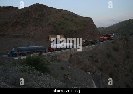 Peshawar, Pakistan. August 2021. Der Grenzübergang zwischen Afghanistan und Pakistan wurde von pakistanischen Behörden „vollständig versiegelt“, wie ein hochrangiger Grenzbeamter am Grenzübergang Torkham in der pakistanischen Provinz Khyber Pakhtunkhwa bestätigt hat. Die Grenze zu Torkham ist aufgrund der Ankunft der Taliban komplett gesperrt, Staus und Lastwagen stehen auf dem Parkplatz. Quelle: Pacific Press Media Production Corp./Alamy Live News Stockfoto