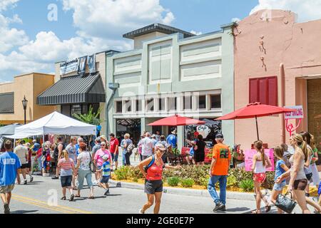 Florida Brooksville Florida Blueberry Festival, Main Street renovierte historische Gebäude Familien Eltern Kinder, Stockfoto