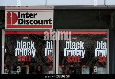 ZÜRICH, SCHWEIZ - 30. NOVEMBER 2019: Black Friday Ankündigung im Interdiscount Store-Fenster in Zürich. Interdiscount ist der Schweizer Elektronikeinzelhandel Stockfoto