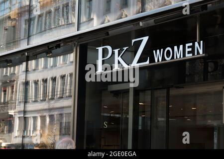 ZÜRICH, SCHWEIZ - 30. NOVEMBER 2019: PKZ-Frauenladen in Zürich mit Spiegelung des Nachbargebäudes im Schaufenster. Stockfoto