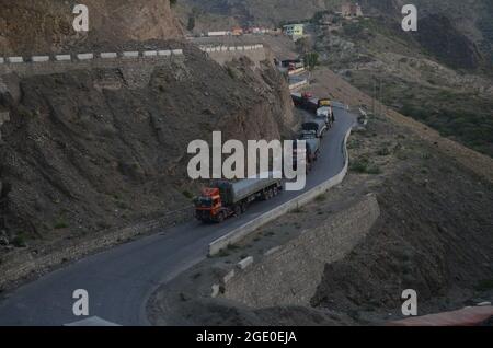 Peshawar, Pakistan. August 2021. Der Grenzübergang zwischen Afghanistan und Pakistan wurde von pakistanischen Behörden „vollständig versiegelt“, wie ein hochrangiger Grenzbeamter am Grenzübergang Torkham in der pakistanischen Provinz Khyber Pakhtunkhwa bestätigt hat. Die Grenze zu Torkham ist aufgrund der Ankunft der Taliban komplett gesperrt, Staus und Lastwagen stehen auf dem Parkplatz. Quelle: Pacific Press Media Production Corp./Alamy Live News Stockfoto