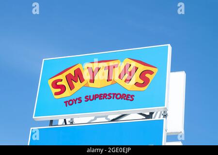 DIETLIKON, SCHWEIZ - 17. APRIL 2020: Smyths Toys ist mit 200 Filialen in Europa und Online-Verkauf der größte Einzelhändler für Spielzeug und Babyartikel. Stockfoto