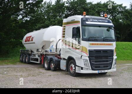 Ein weißer Volvo FH-Sattelschlepper aus dem Jahr 2018 mit Schüttguttankwagen, der in Exeter, Devon, England, geparkt ist. Stockfoto