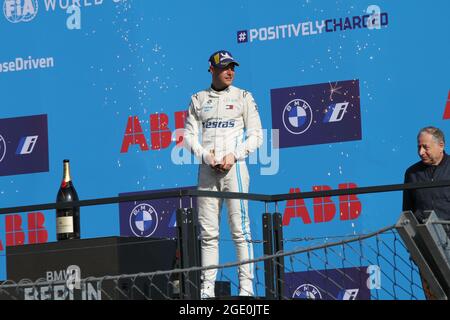 Berlin-Tempelhof: Die letzten beiden Rennen der diesjährigen Formel-E-Saison finden auf dem Asphalt am Flughafen Tempelhof statt; es ist das Finale für den WM-Titel. Sieger des 15. Rennens der Saison war Norman NATO (Venturi), für den es der erste Sieg in der Formel E war.der Franzose gewann das letzte Rennen der siebten Formel-1-Saison vor Oliver Rowland (Nissan-e.Dams) und Polesetter Stoffel Vandoorne (Mercedes). Das Foto zeigt den Rennfahrer Stoffel Vandoorne (Mercedes). (Foto von Simone Kuhlmey/Pacific Press) Stockfoto