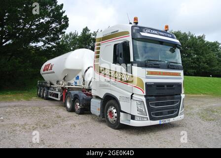 Ein weißer Volvo FH-Sattelschlepper aus dem Jahr 2018 mit Schüttguttankwagen, der in Exeter, Devon, England, geparkt ist. Stockfoto