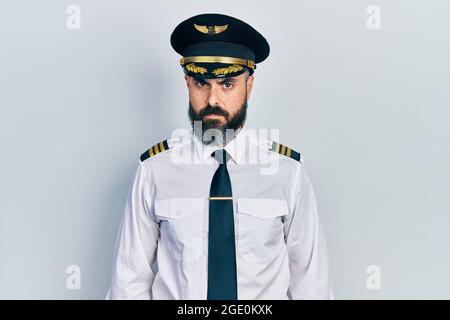 Junge hispanic Mann trägt Flugzeug Pilot Uniform skeptisch und nervös, runzelte wegen des Problems. Negative Person. Stockfoto