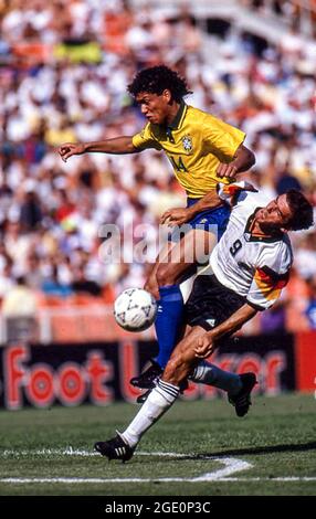 Márcio Santos aus Brasilien stürzt bei einem internationalen Spiel im RFK-Stadion in Washington DC gegen Karl-hienz Riedle aus Deutschland ab Stockfoto