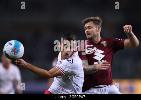 Turin, Italien, 15. August 2021. Karol Linetty vom FC Turin stößt beim Coppa Italia-Spiel im Stadio Grande Torino in Turin auf Emanuele Valeri von US-Cremonesen. Bildnachweis sollte lauten: Jonathan Moscrop / Sportimage Kredit: Sportimage/Alamy Live News Stockfoto