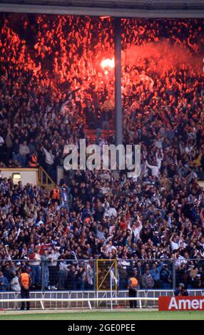 Fußballfans im Wembley Stadium während eines Qualifikationsspiels der Weltmeisterschaft 1994 zwischen England und Holland Stockfoto