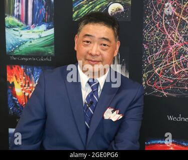Los Angeles, Kalifornien, USA. August 2021. TV-Moderator Joey Zhou, der beim „International World-Class Artist Jiannan Huang Talks About Art, Artistry, and the Olympics“ in Los Angeles, Kalifornien, teilnahm. Kredit: Sheri Determan Stockfoto