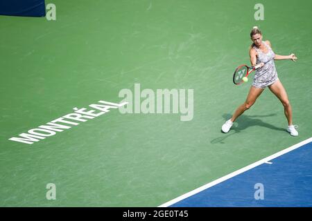 15. August 2021: Camila Giorgi (ITA) gibt den Ball beim Finale der WTA National Bank Open im IGA Stadium in Montreal, Quebec, zurück. David Kirouac/CSM Stockfoto