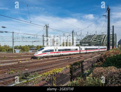 Deutscher ICE Express-Zug mit Ankunft in Köln Stockfoto