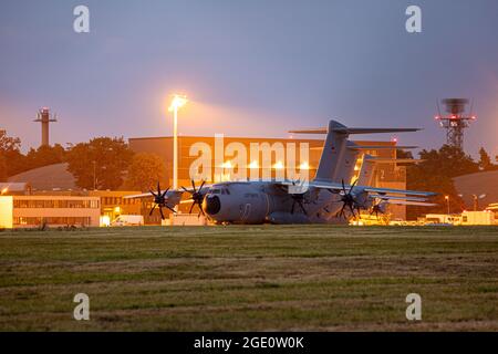 Wunstorf, Deutschland. August 2021. Am Abend stehen auf dem Luftwaffenstützpunkt Wunstorf in der Region Hannover die Transportflugzeuge des Typs Airbus A400M der deutschen Luftwaffe. Angesichts des raschen Vormarsch der Taliban in Afghanistan plant die Bundeswehr, am Montag (16.08.2021) mit der Evakuierung deutscher Staatsbürger und lokaler afghanischer Truppen aus Kabul zu beginnen. Quelle: Moritz Frankenberg/dpa/Alamy Live News Stockfoto