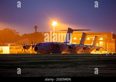 Wunstorf, Deutschland. August 2021. Am Abend stehen auf dem Luftwaffenstützpunkt Wunstorf in der Region Hannover die Transportflugzeuge des Typs Airbus A400M der deutschen Luftwaffe. Angesichts des raschen Vormarsch der Taliban in Afghanistan plant die Bundeswehr, am Montag (16.08.2021) mit der Evakuierung deutscher Staatsbürger und lokaler afghanischer Truppen aus Kabul zu beginnen. Quelle: Moritz Frankenberg/dpa/Alamy Live News Stockfoto