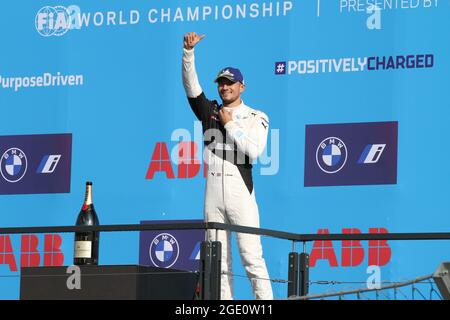 Berlin, Deutschland. August 2021. Die letzten beiden Rennen der diesjährigen Formel-E-Saison finden am 14. August 2021 auf dem Asphalt am Flughafen Tempelhof in Berlin statt und sind das Finale für den Weltmeistertitel. Der Rennsieger des 15. Rennens der Saison war Norman NATO (Venturi), für den es der erste Sieg in der Formel E. T. das Foto zeigt Rennfahrer Jake Dennis. (Foto: Simone Kuhlmey/Pacific Press/Sipa USA) Quelle: SIPA USA/Alamy Live News Stockfoto