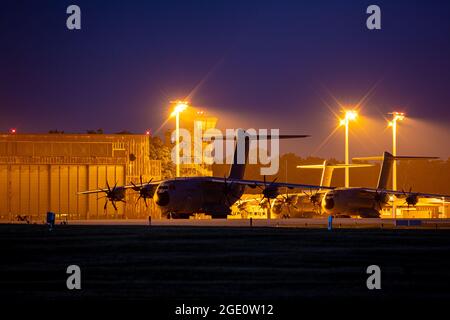 Wunstorf, Deutschland. August 2021. Am Abend stehen auf dem Luftwaffenstützpunkt Wunstorf in der Region Hannover die Transportflugzeuge des Typs Airbus A400M der deutschen Luftwaffe. Angesichts des raschen Vormarsch der Taliban in Afghanistan plant die Bundeswehr, am Montag (16.08.2021) mit der Evakuierung deutscher Staatsbürger und lokaler afghanischer Truppen aus Kabul zu beginnen. Quelle: Moritz Frankenberg/dpa/Alamy Live News Stockfoto