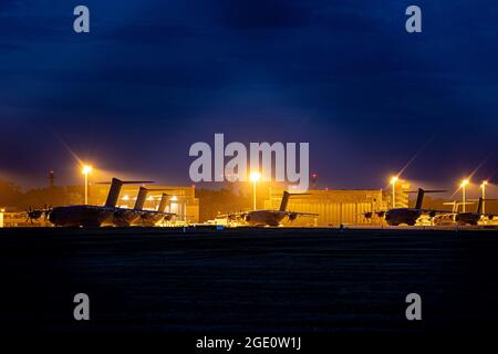 Wunstorf, Deutschland. August 2021. Am Abend stehen auf dem Luftwaffenstützpunkt Wunstorf in der Region Hannover die Transportflugzeuge des Typs Airbus A400M der deutschen Luftwaffe. Angesichts des raschen Vormarsch der Taliban in Afghanistan plant die Bundeswehr, am Montag (16.08.2021) mit der Evakuierung deutscher Staatsbürger und lokaler afghanischer Truppen aus Kabul zu beginnen. Quelle: Moritz Frankenberg/dpa/Alamy Live News Stockfoto