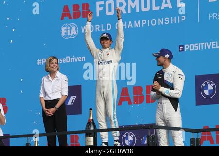 Berlin, Deutschland. August 2021. Die letzten beiden Rennen der diesjährigen Formel-E-Saison finden am 14. August 2021 auf dem Asphalt am Flughafen Tempelhof in Berlin statt und sind das Finale für den Weltmeistertitel. Das Foto zeigt Nyck de Vries ersten Formel-E-Weltmeister in Berlin. (Foto: Simone Kuhlmey/Pacific Press/Sipa USA) Quelle: SIPA USA/Alamy Live News Stockfoto