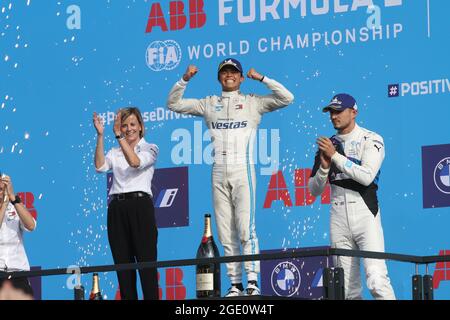 Berlin, Deutschland. August 2021. Die letzten beiden Rennen der diesjährigen Formel-E-Saison finden am 14. August 2021 auf dem Asphalt am Flughafen Tempelhof in Berlin statt und sind das Finale für den Weltmeistertitel. Das Foto zeigt Nyck de Vries ersten Formel-E-Weltmeister in Berlin. (Foto: Simone Kuhlmey/Pacific Press/Sipa USA) Quelle: SIPA USA/Alamy Live News Stockfoto