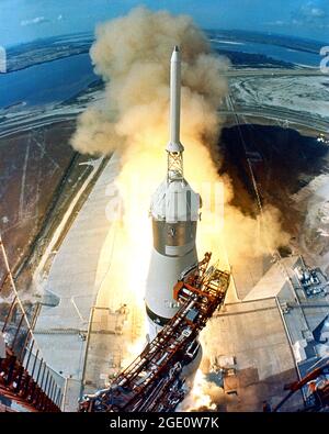 Um 9:32 Uhr EDT ziehen sich die Schwingenarme weg und eine Flamme signalisiert den Start des Raumfahrzeugs Apollo 11 Saturn V und der Astronauten Neil A. Armstrong, Michael Collins und Edwin E. Aldrin, Jr. vom Kennedy Space Center Launch Complex 39A. Stockfoto