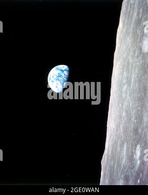 Diese Sicht auf die aufsteigende Erde begrüßte die Apollo-8-Astronauten, als sie nach der vierten nahen Umlaufbahn von hinter dem Mond kamen. Das Foto wird hier in seiner ursprünglichen Ausrichtung angezeigt, wobei es jedoch häufiger mit der Mondoberfläche unten auf dem Foto angezeigt wird. Die Erde befindet sich etwa fünf Grad links vom Horizont auf dem Foto. Die unbenannten Oberflächenmerkmale auf der linken Seite befinden sich in der Nähe der östlichen Extremität des Mondes, wie von der Erde aus gesehen. Der Mondhorizont ist etwa 780 Kilometer von der Raumsonde entfernt. Die Höhe der fotografierten Fläche am Mondhorizont beträgt etwa 175 Kilometer. Stockfoto